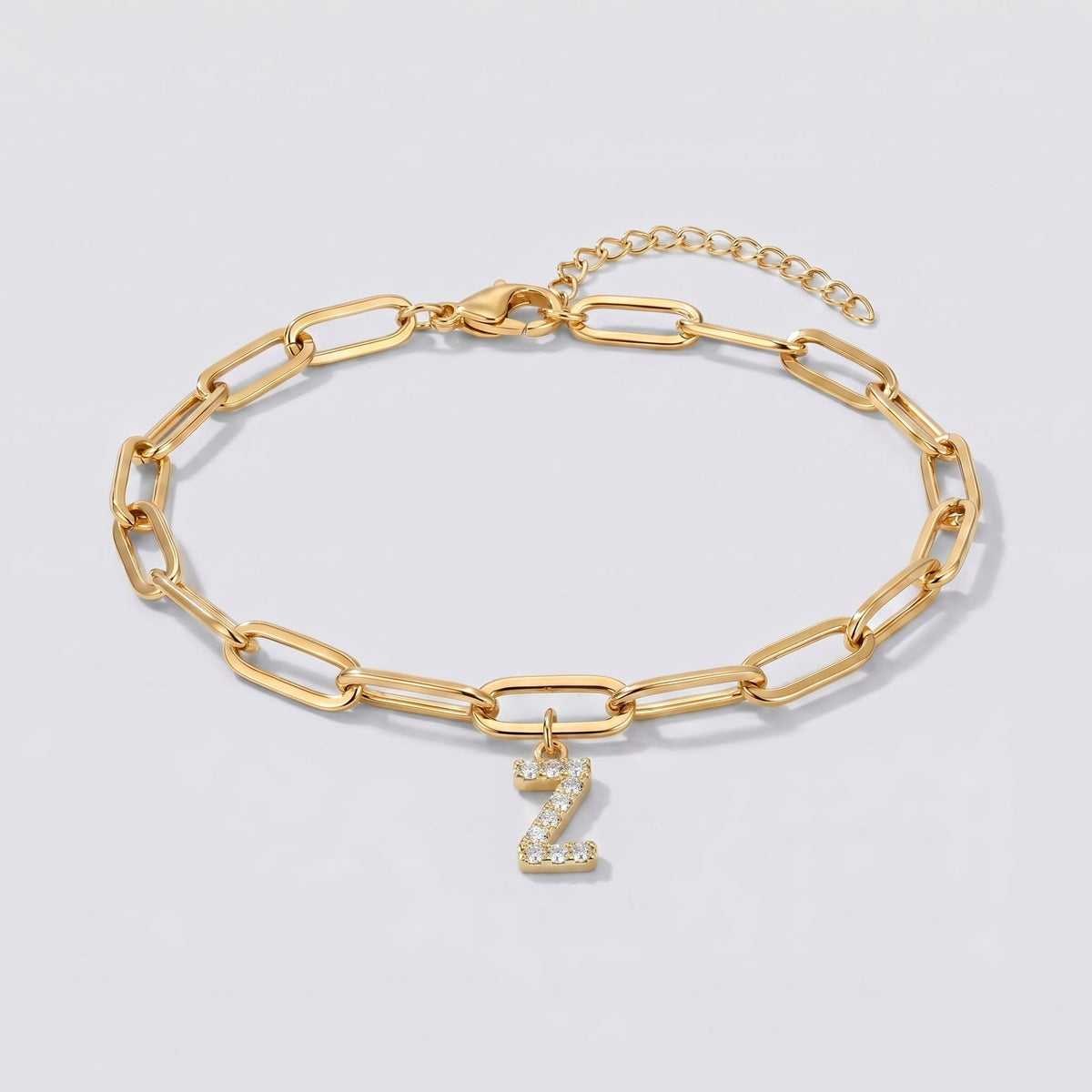 Pulsera dorada con letra inicial Z, cadena paperclip y colgante de letra engastado.