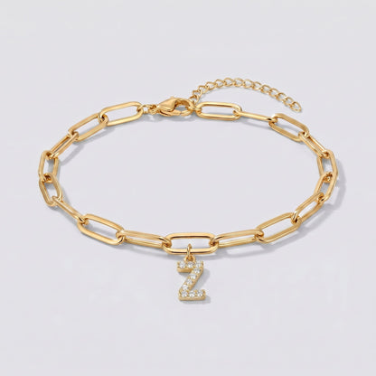 Pulsera dorada con letra inicial Z, cadena paperclip y colgante de letra engastado.