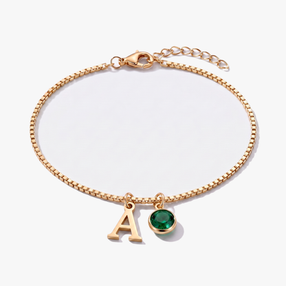 Pulsera letra A dorada con piedra de nacimiento Mayo — Esmeralda