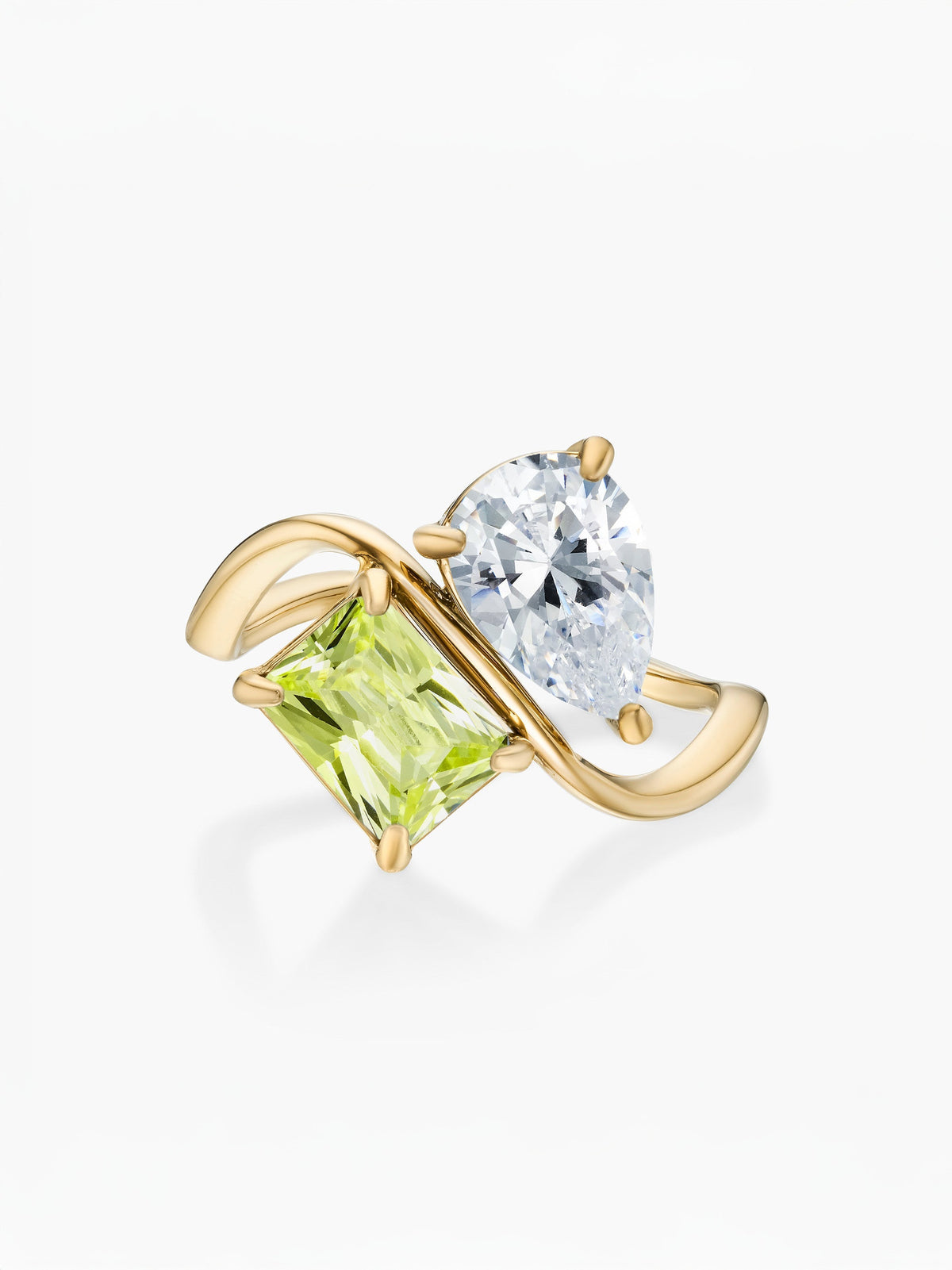 Anillo dos piedras Abril-Diamante (pera) y Agosto-Peridoto (rectángulo) dorado