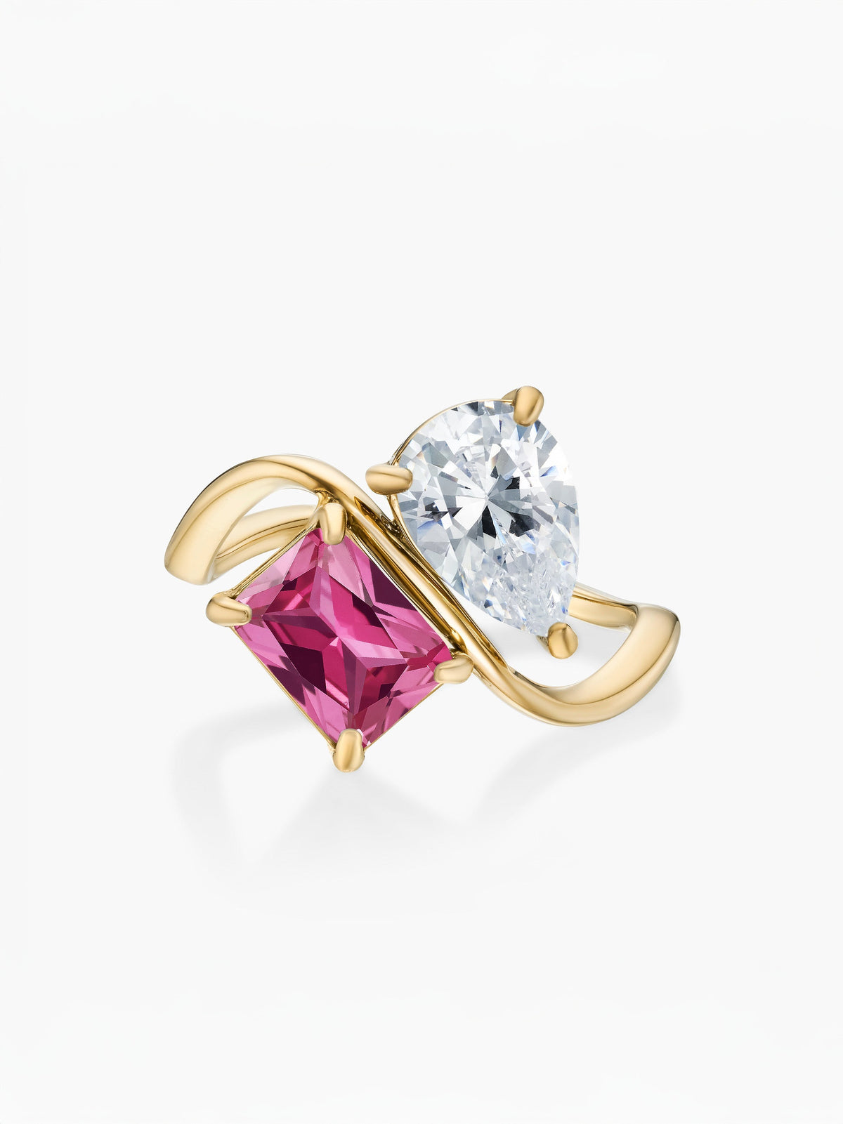 Anillo dos piedras Abril-Diamante (pera) y Julio-Rubí (rectángulo) dorado