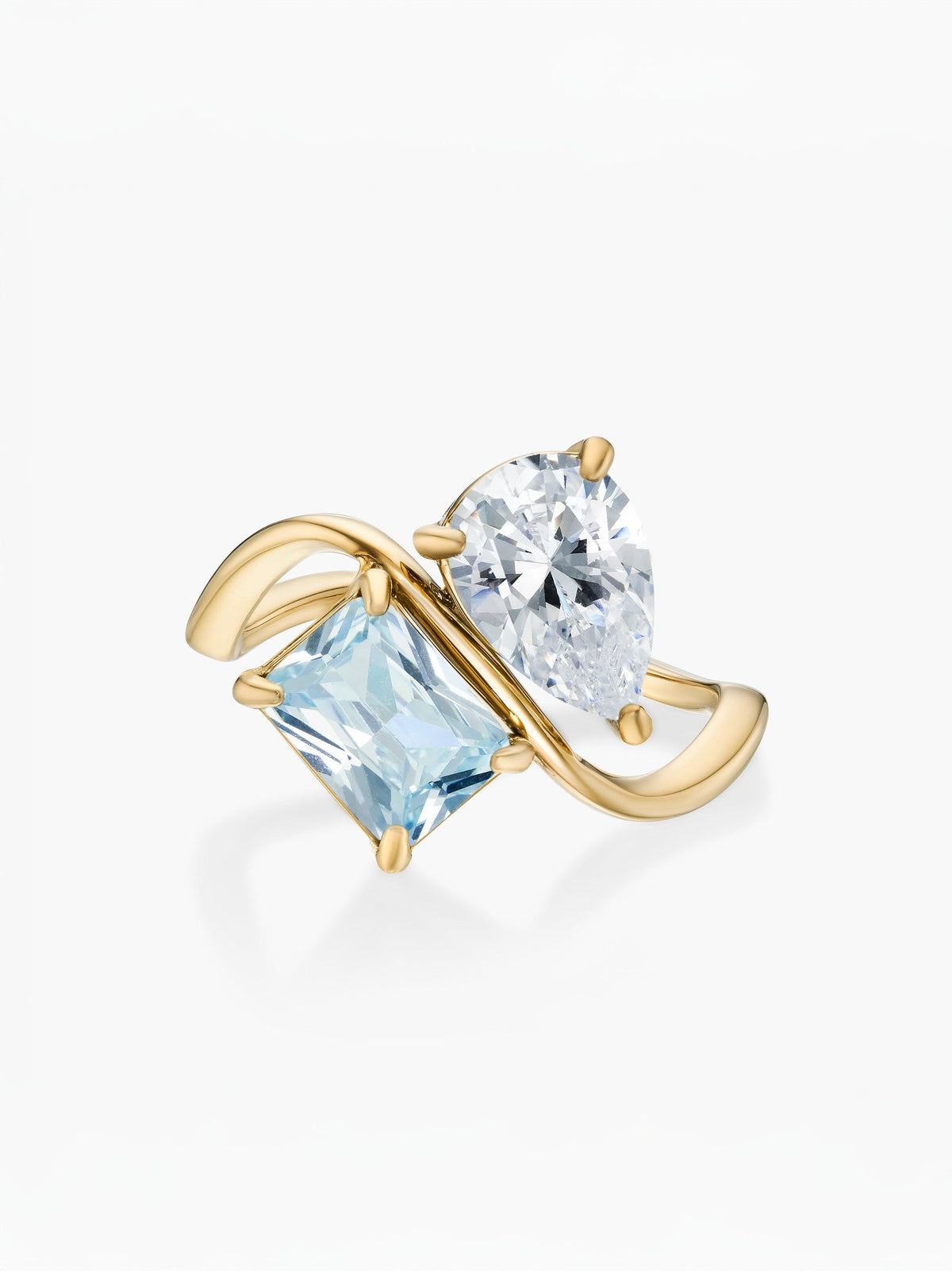 Anillo dos piedras Abril-Diamante (pera) y Marzo-Aguamarina (rectángulo) dorado