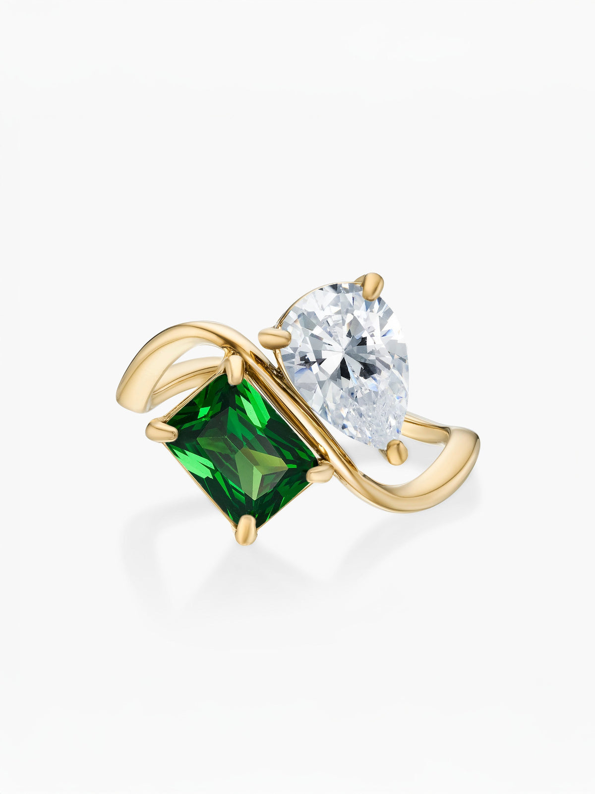 Anillo dos piedras Abril-Diamante (pera) y Mayo-Esmeralda (rectángulo) dorado
