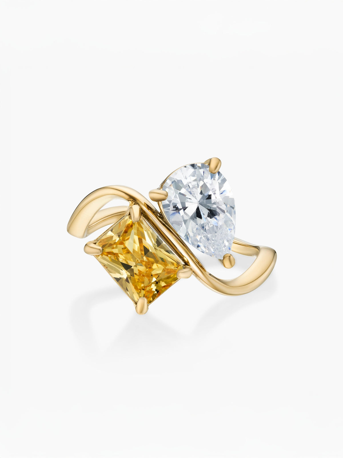 Anillo dos piedras Abril-Diamante (pera) y Noviembre-Citrino (rectángulo) dorado