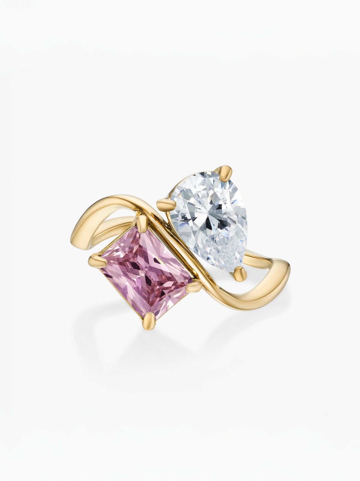 Anillo dos piedras Abril-Diamante (pera) y Octubre-Turmalina Rosa (rectángulo) dorado