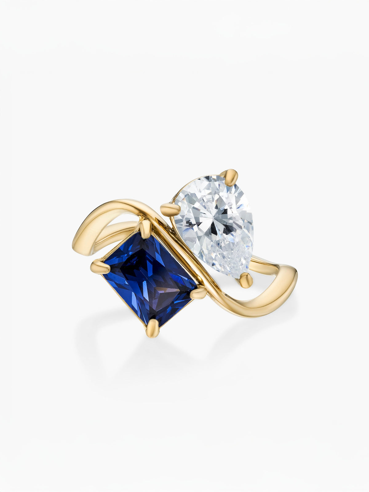 Anillo dos piedras Abril-Diamante (pera) y Septiembre-Zafiro (rectángulo) dorado