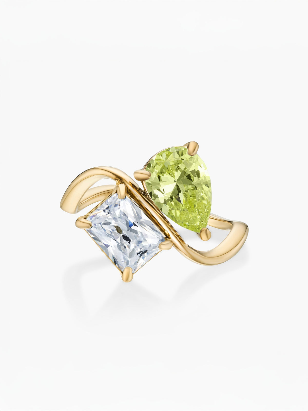 Anillo dos piedras Agosto-Peridoto (pera) y Abril-Diamante (rectángulo) dorado