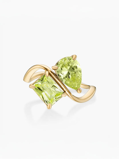 Anillo dos piedras Agosto-Peridoto (pera) y Agosto-Peridoto (rectángulo) dorado