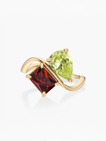 Anillo dos piedras Agosto-Peridoto (pera) y Enero-Granate (rectángulo) dorado