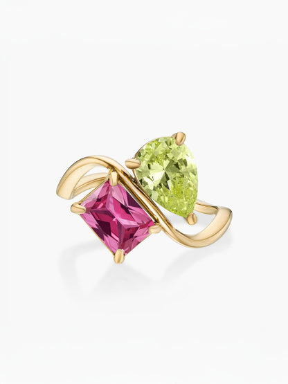 Anillo dos piedras Agosto-Peridoto (pera) y Julio-Rubí (rectángulo) dorado