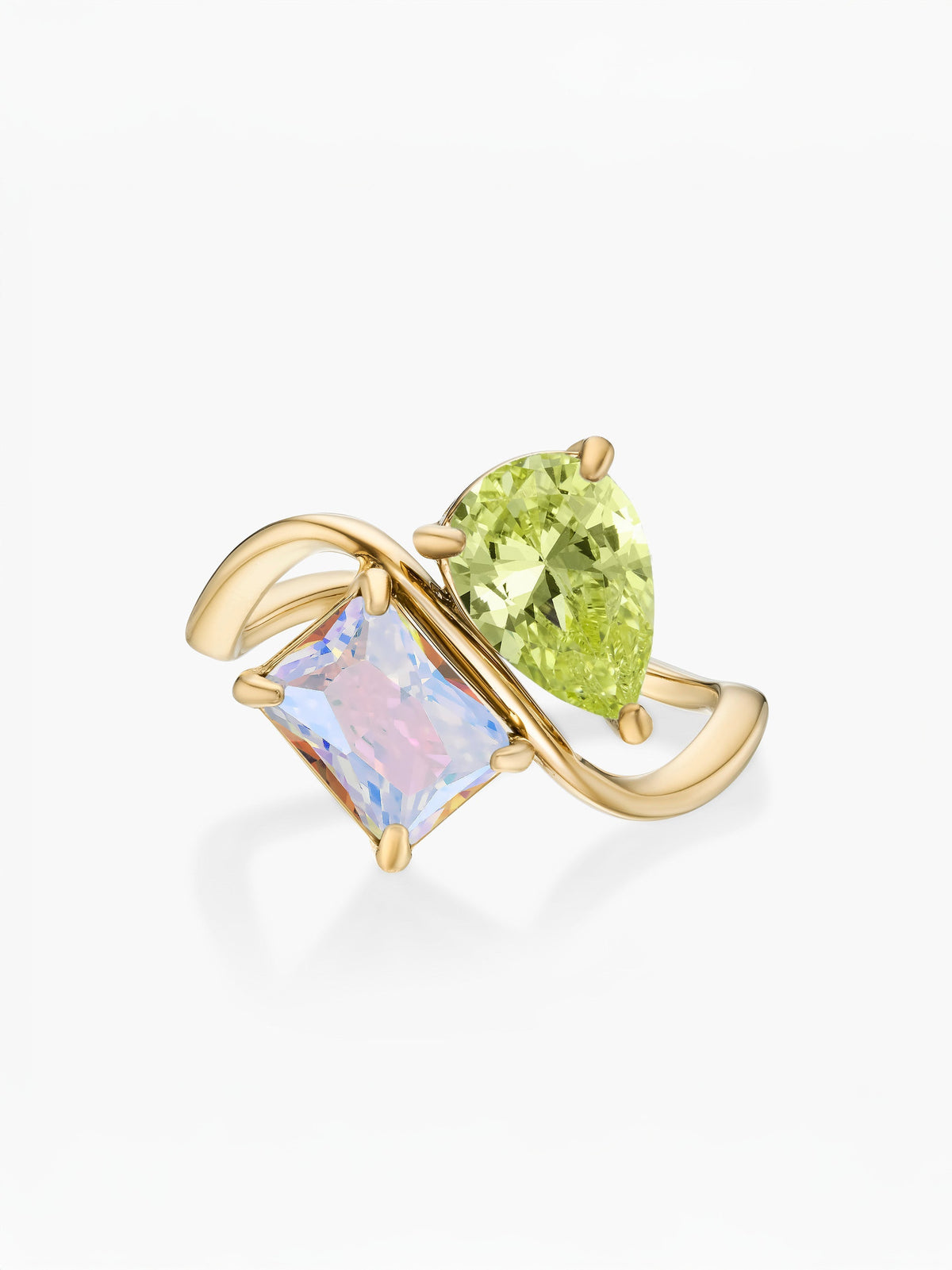 Anillo dos piedras Agosto-Peridoto (pera) y Junio-Alejandrita (rectángulo) dorado