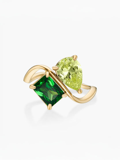 Anillo dos piedras Agosto-Peridoto (pera) y Mayo-Esmeralda (rectángulo) dorado