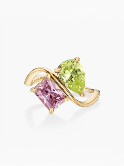 Anillo dos piedras Agosto-Peridoto (pera) y Octubre-Turmalina Rosa (rectángulo) dorado