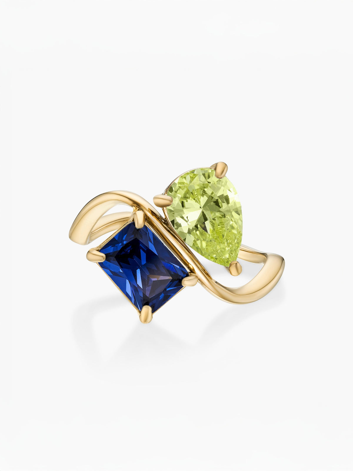 Anillo dos piedras Agosto-Peridoto (pera) y Septiembre-Zafiro (rectángulo) dorado