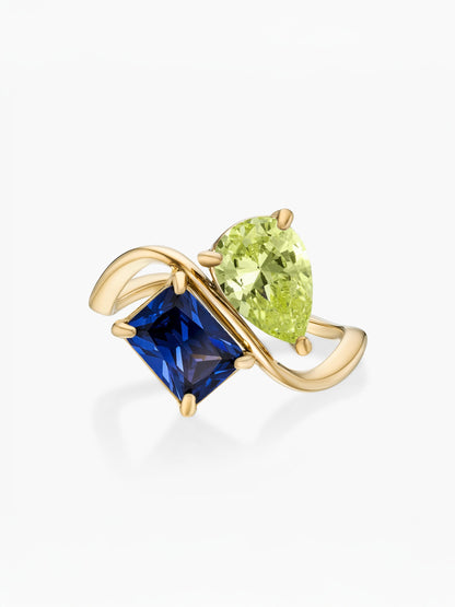 Anillo dos piedras Agosto-Peridoto (pera) y Septiembre-Zafiro (rectángulo) dorado