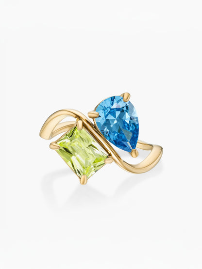 Anillo dos piedras Diciembre-Topacio azul (pera) y Agosto-Peridoto (rectángulo) dorado