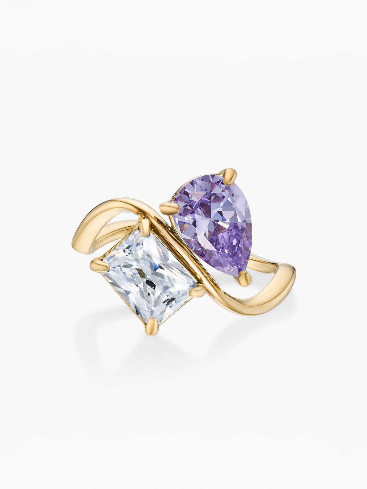 Anillo dos piedras Febrero-Amatista (pera) y Abril-Diamante (rectángulo) dorado