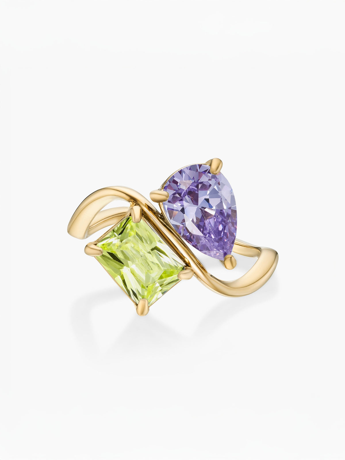 Anillo dos piedras Febrero-Amatista (pera) y Agosto-Peridoto (rectángulo) dorado