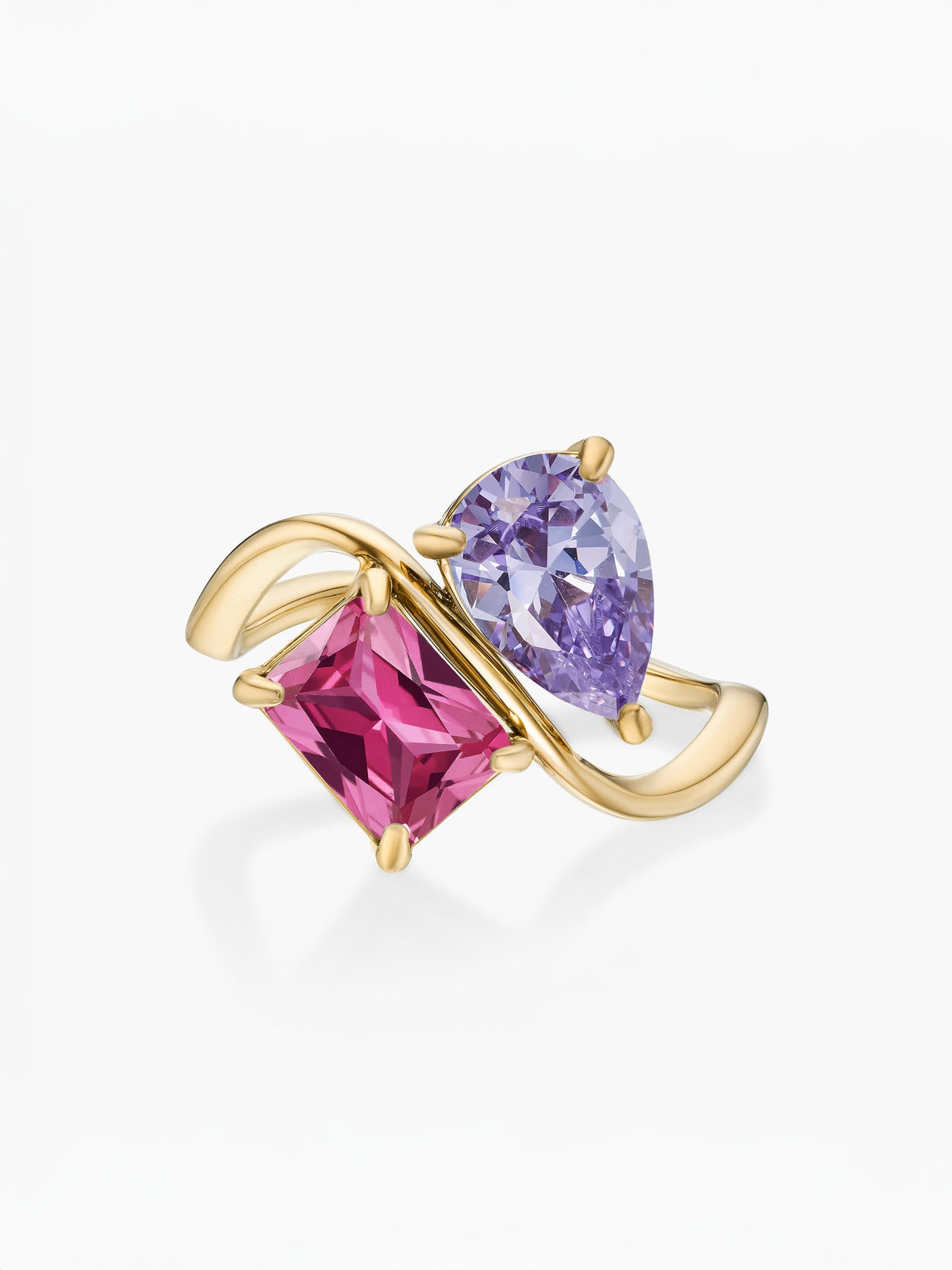 Anillo dos piedras Febrero-Amatista (pera) y Julio-Rubí (rectángulo) dorado