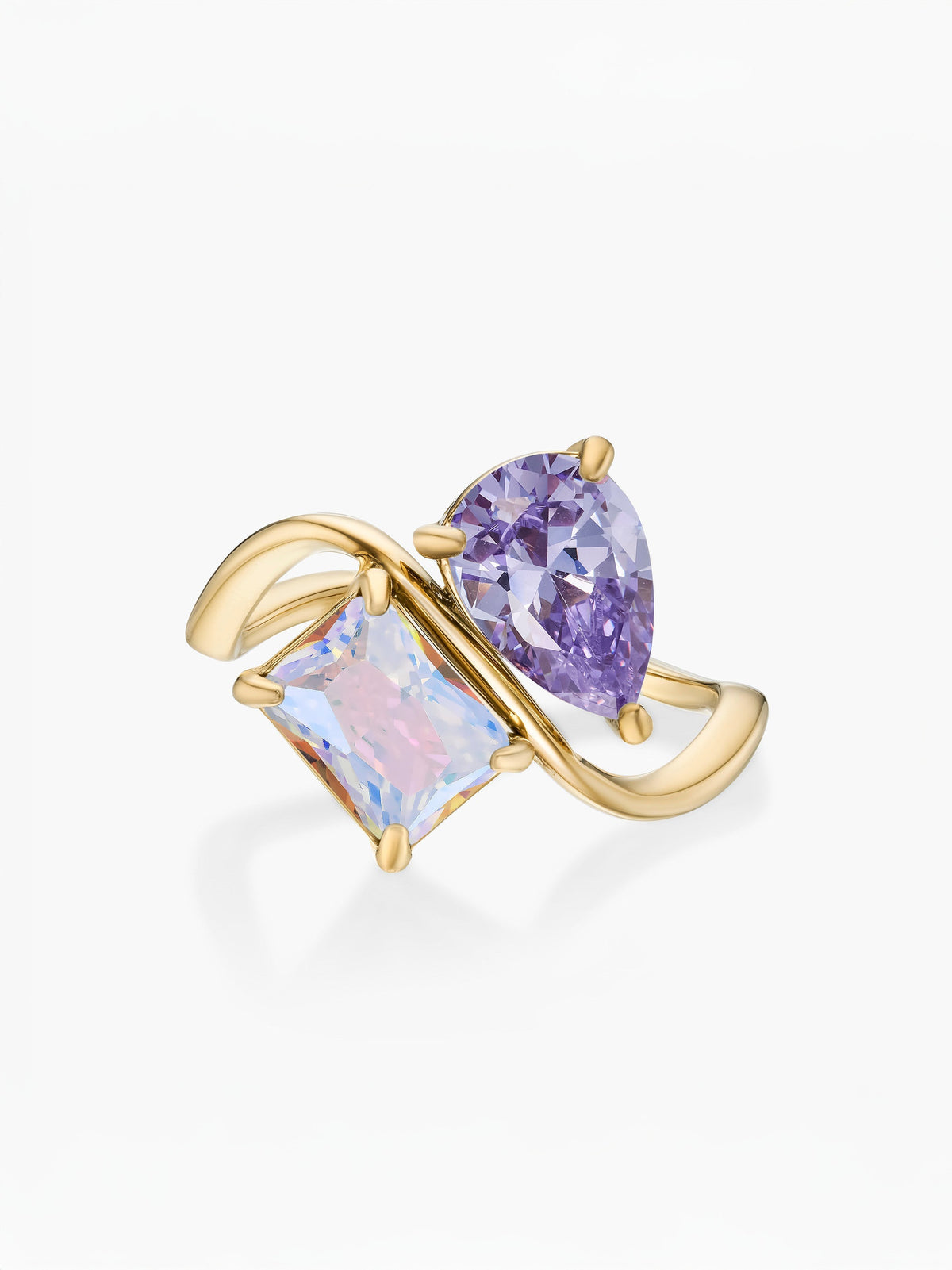 Anillo dos piedras Febrero-Amatista (pera) y Junio-Alejandrita (rectángulo) dorado