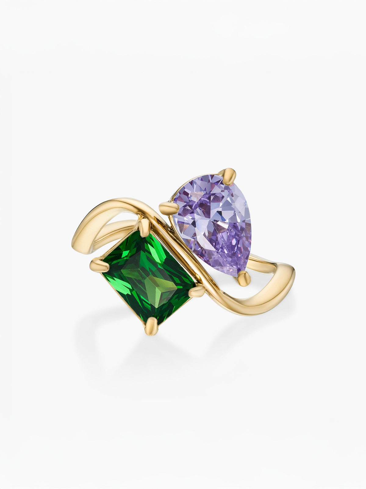 Anillo dos piedras Febrero-Amatista (pera) y Mayo-Esmeralda (rectángulo) dorado