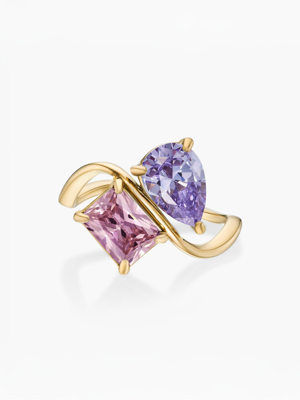 Anillo dos piedras Febrero-Amatista (pera) y Octubre-Turmalina Rosa (rectángulo) dorado