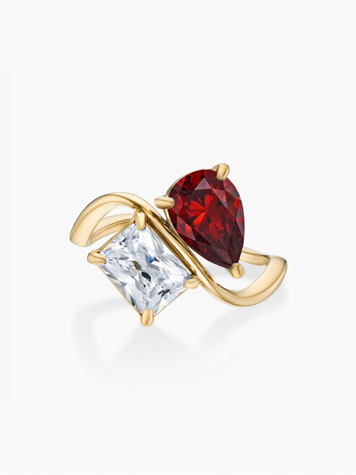 Anillo dos piedras Enero-Granate (pera) y Abril-Diamante (rectángulo) dorado