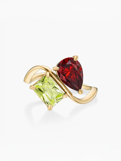 Anillo dos piedras Enero-Granate (pera) y Agosto-Peridoto (rectángulo) dorado