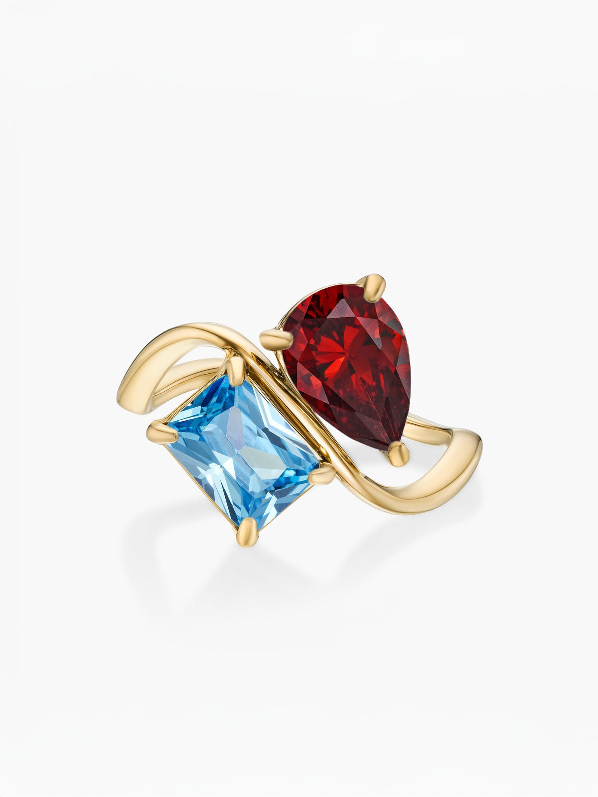 Anillo dos piedras Enero-Granate (pera) y Diciembre-Topacio azul (rectángulo) dorado