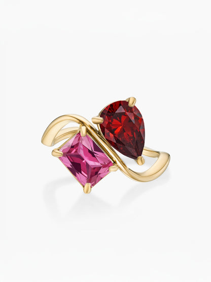 Anillo dos piedras Enero-Granate (pera) y Julio-Rubí (rectángulo) dorado