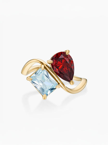 Anillo dos piedras Enero-Granate (pera) y Marzo-Aguamarina (rectángulo) dorado