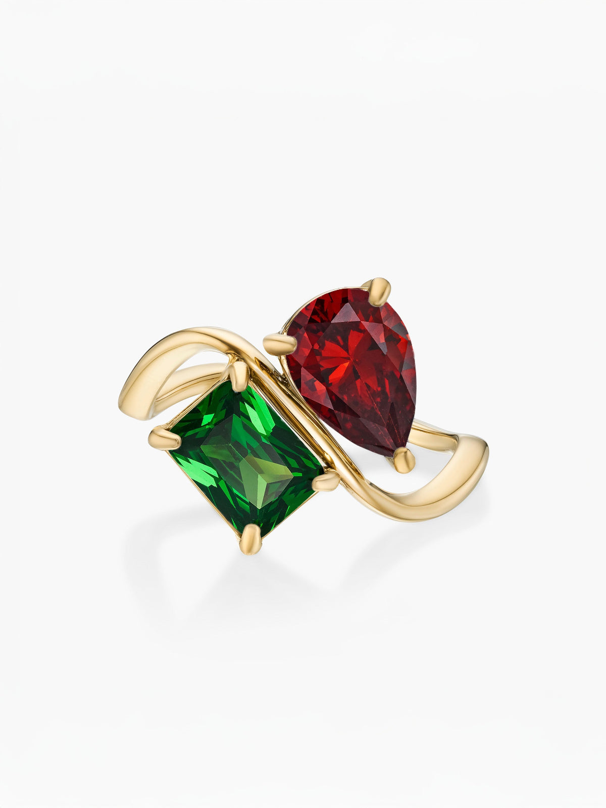 Anillo dos piedras Enero-Granate (pera) y Mayo-Esmeralda (rectángulo) dorado