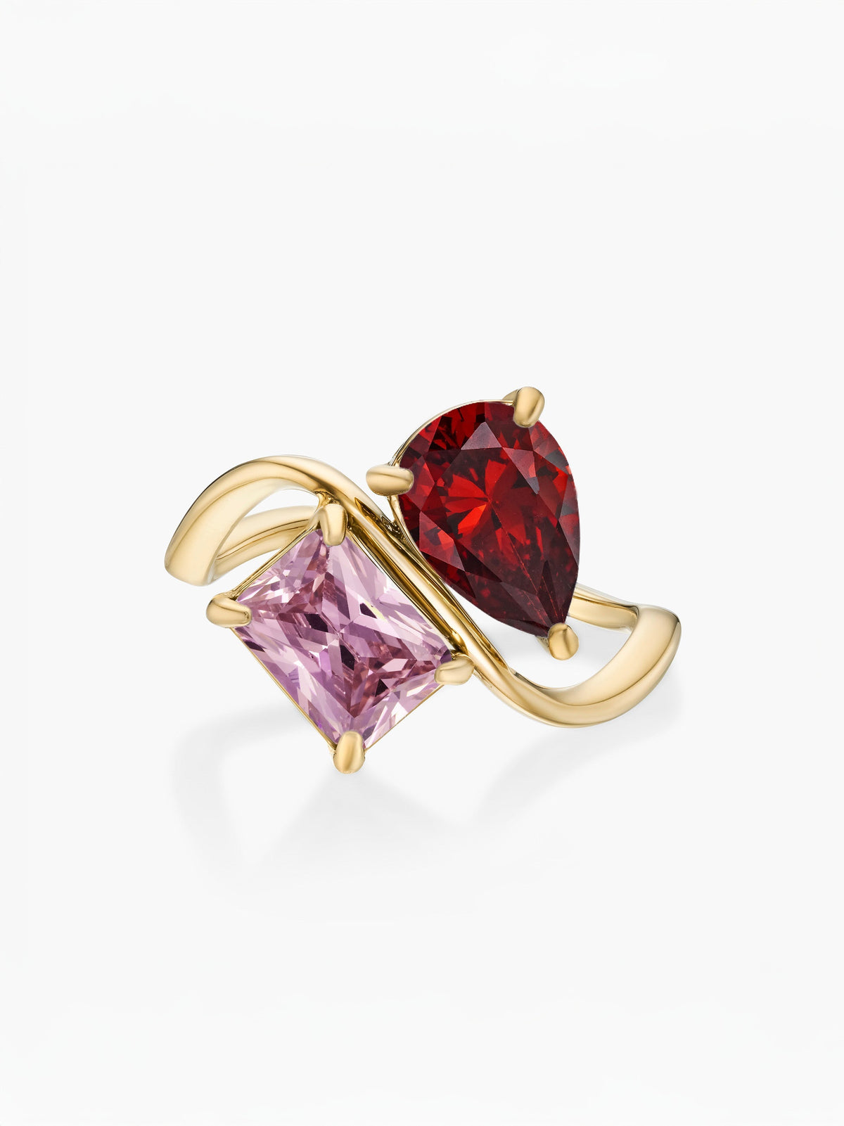 Anillo dos piedras Enero-Granate (pera) y Octubre-Turmalina Rosa (rectángulo) dorado