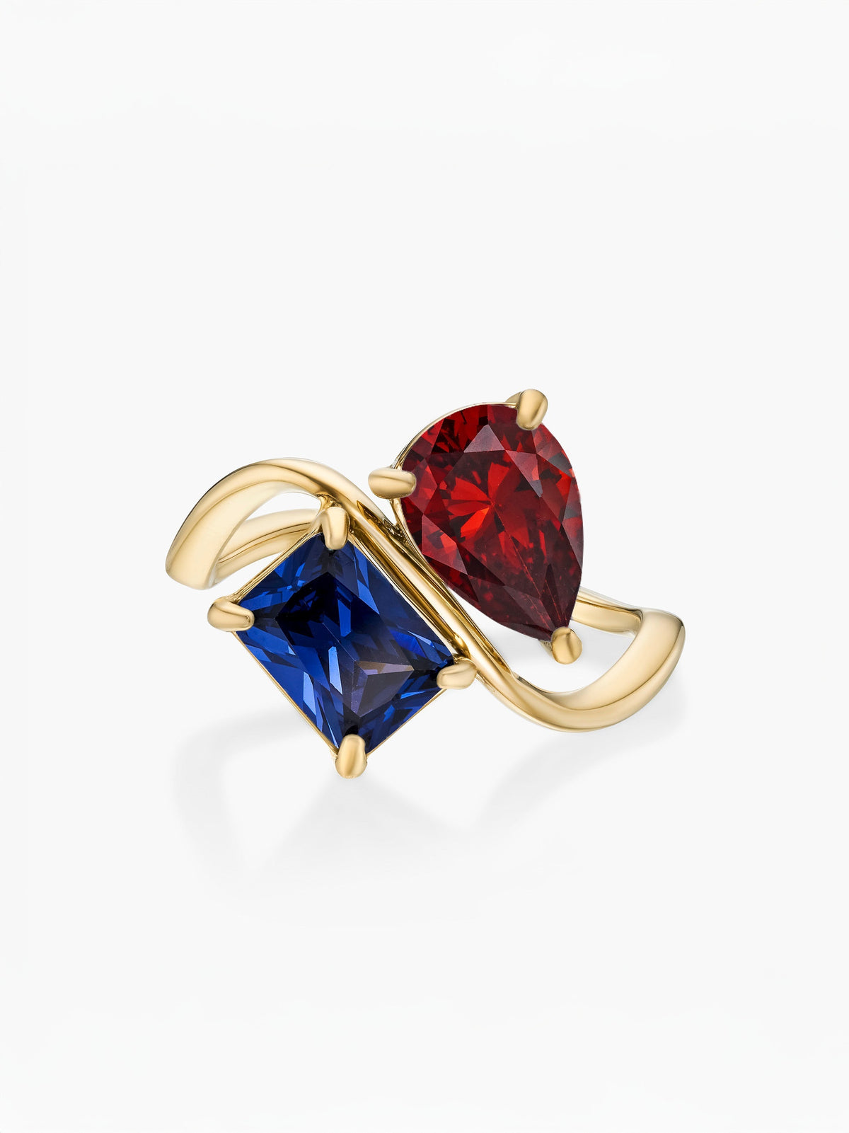 Anillo dos piedras Enero-Granate (pera) y Septiembre-Zafiro (rectángulo) dorado