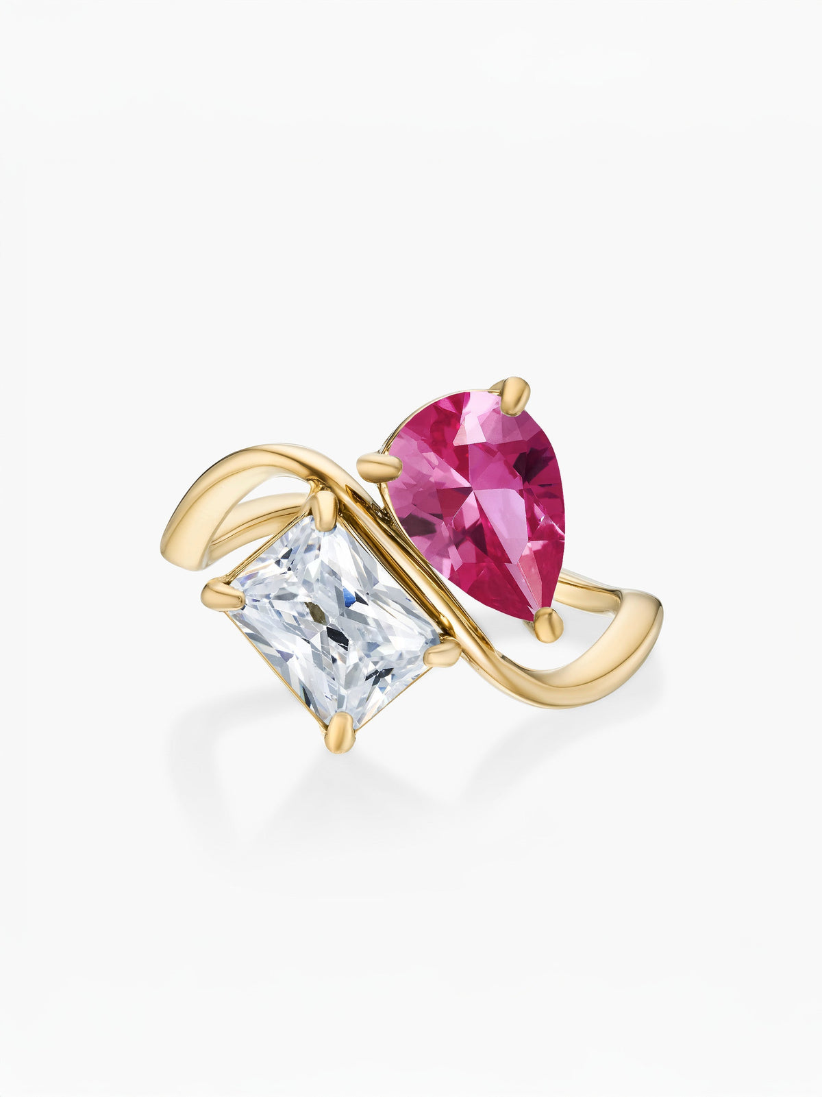 Anillo dos piedras Julio-Rubí (pera) y Abril-Diamante (rectángulo) dorado