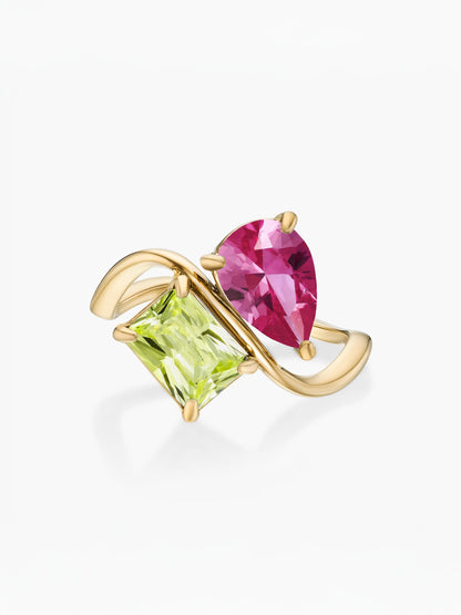 Anillo dos piedras Julio-Rubí (pera) y Agosto-Peridoto (rectángulo) dorado