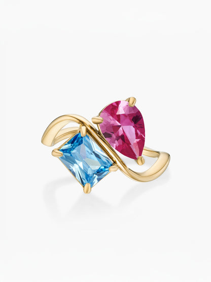 Anillo dos piedras Julio-Rubí (pera) y Diciembre-Topacio azul (rectángulo) dorado