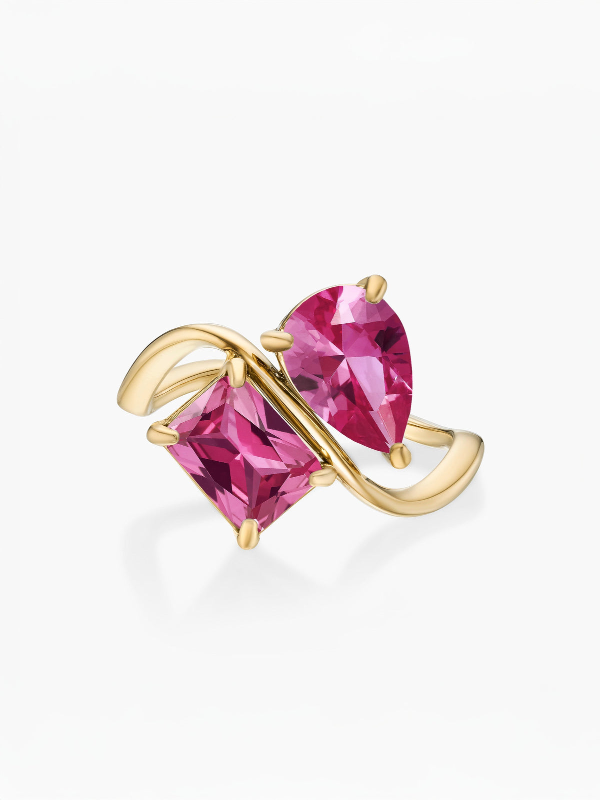 Anillo dos piedras Julio-Rubí (pera) y Julio-Rubí (rectángulo) dorado