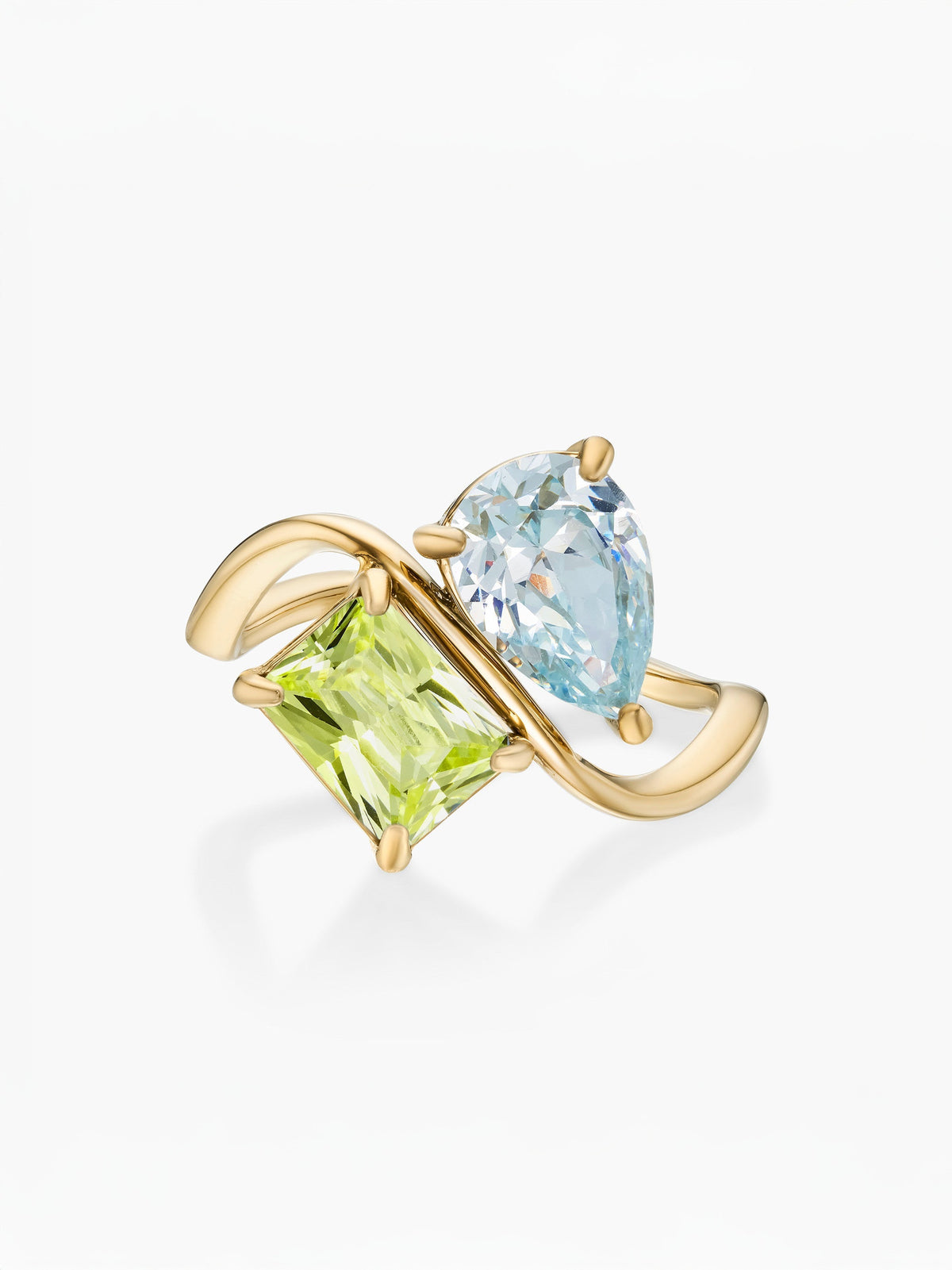 Anillo dos piedras Marzo-Aguamarina (pera) y Agosto-Peridoto (rectángulo) dorado