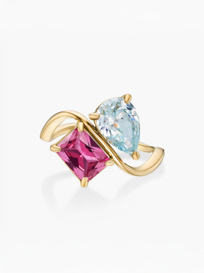 Anillo dos piedras Marzo-Aguamarina (pera) y Julio-Rubí (rectángulo) dorado