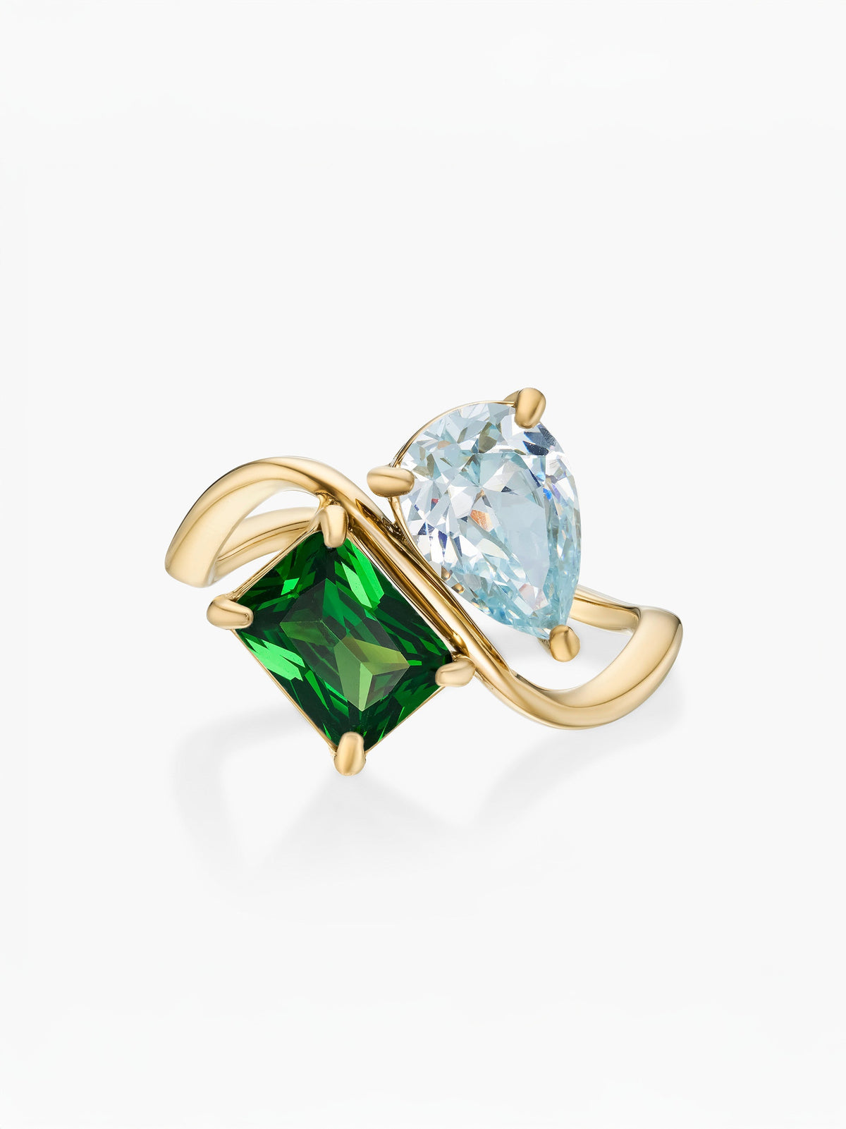 Anillo dos piedras Marzo-Aguamarina (pera) y Mayo-Esmeralda (rectángulo) dorado