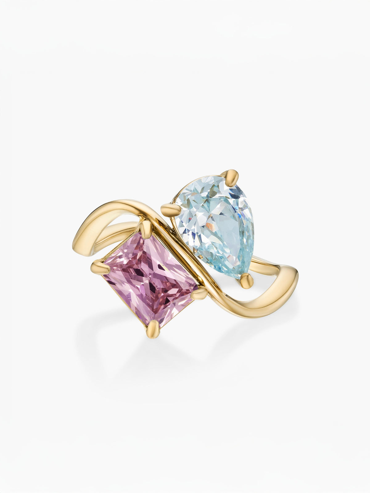 Anillo dos piedras Marzo-Aguamarina (pera) y Octubre-Turmalina Rosa (rectángulo) dorado