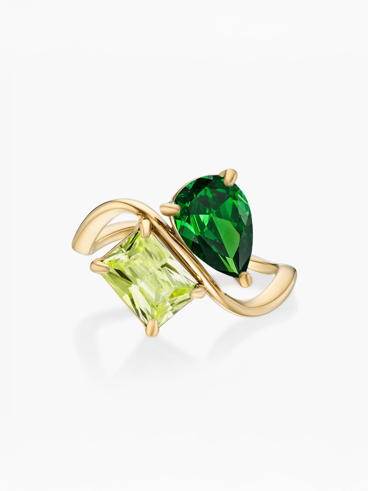 Anillo dos piedras Mayo-Esmeralda (pera) y Agosto-Peridoto (rectángulo) dorado