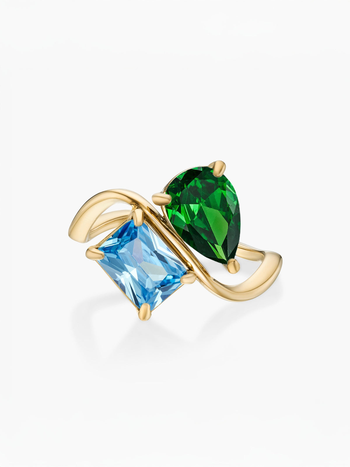 Anillo dos piedras Mayo-Esmeralda (pera) y Diciembre-Topacio azul (rectángulo) dorado