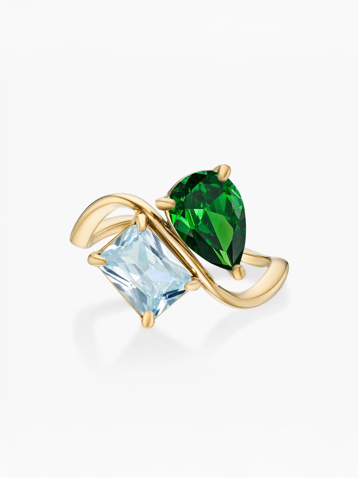 Anillo dos piedras Mayo-Esmeralda (pera) y Marzo-Aguamarina (rectángulo) dorado