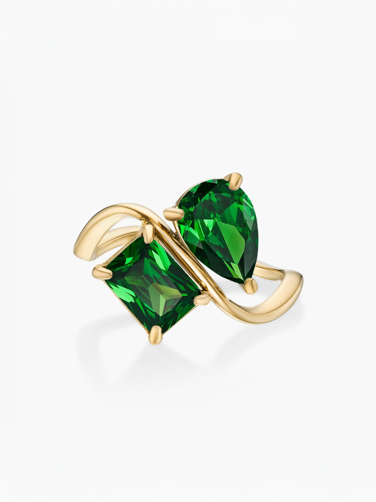 Anillo dos piedras Mayo-Esmeralda (pera) y Mayo-Esmeralda (rectángulo) dorado