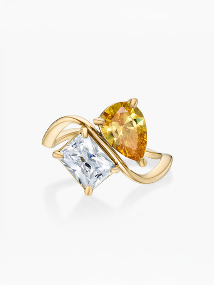 Anillo dos piedras Noviembre-Citrino (pera) y Abril-Diamante (rectángulo) dorado