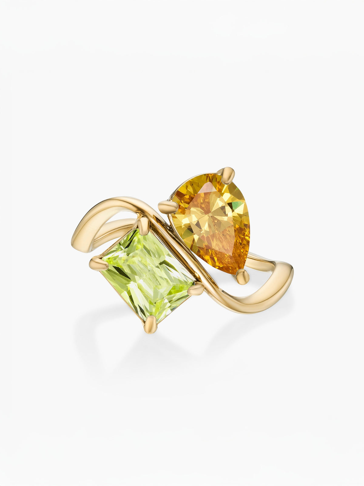 Anillo dos piedras Noviembre-Citrino (pera) y Agosto-Peridoto (rectángulo) dorado