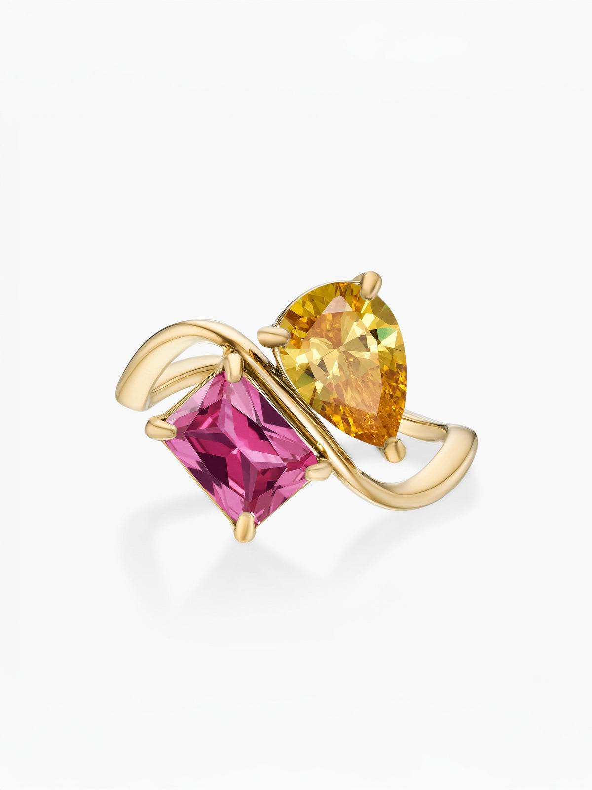 Anillo dos piedras Noviembre-Citrino (pera) y Julio-Rubí (rectángulo) dorado