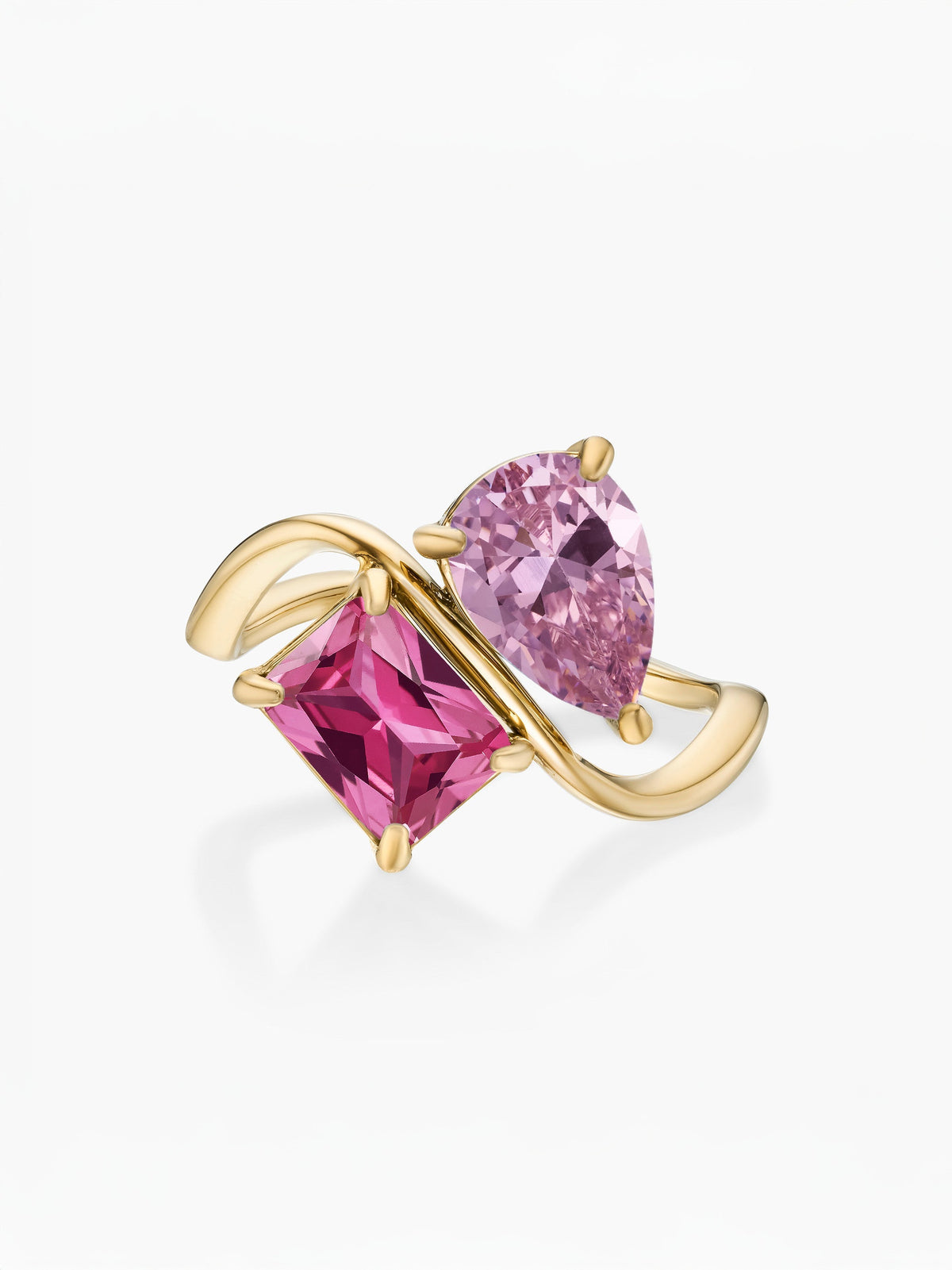 Anillo dos piedras Octubre-Turmalina Rosa (pera) y Julio-Rubí (rectángulo) dorado